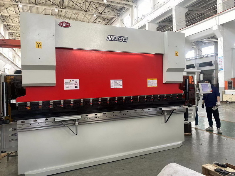 135T Μηχανική CNC υδραυλική μηχανή φρένων πίεσης 3200mm μήκος κάμψης